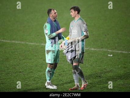 Le gardien de but Joe Murphy (à gauche) de Tranmere Rovers et Jakub Stolarczyk, gardien de but de Leicester City, parlent après le coup de sifflet final lors du troisième match du Trophée Papa John's Trophy à Prenton Park, à Tranmere. Banque D'Images