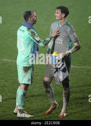 Le gardien de but Joe Murphy (à gauche) de Tranmere Rovers et Jakub Stolarczyk, gardien de but de Leicester City, parlent après le coup de sifflet final lors du troisième match du Trophée Papa John's Trophy à Prenton Park, à Tranmere. Banque D'Images