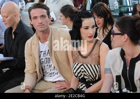 Louis-Marie de Castelbajac et Dita Von Teese à Alexis Mabille Printemps-été 2012 salon de la collection prêt-à-porter tenu aux Serres d’Auteuil à Paris, France, le 2 octobre 2011. Photo de Nicolas Briquet/ABACAPRESS.COM Banque D'Images