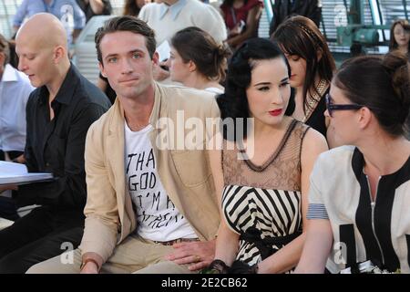 Louis-Marie de Castelbajac et Dita Von Teese à Alexis Mabille Printemps-été 2012 salon de la collection prêt-à-porter tenu aux Serres d’Auteuil à Paris, France, le 2 octobre 2011. Photo de Nicolas Briquet/ABACAPRESS.COM Banque D'Images