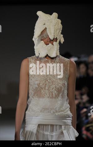 Un modèle présente une création pour le spectacle de la collection Printemps-été 2012 prêt-à-porter de la Comme des Garcons à Paris, France, le 1er octobre 2011. Photo d'Alain Gil-Gonzalez/ABACAPRESS.COM Banque D'Images