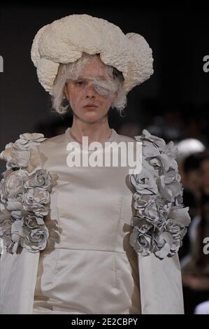 Un modèle présente une création pour le spectacle de la collection Printemps-été 2012 prêt-à-porter de la Comme des Garcons à Paris, France, le 1er octobre 2011. Photo d'Alain Gil-Gonzalez/ABACAPRESS.COM Banque D'Images