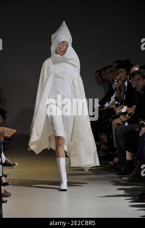 Un modèle présente une création pour le spectacle de la collection Printemps-été 2012 prêt-à-porter de la Comme des Garcons à Paris, France, le 1er octobre 2011. Photo d'Alain Gil-Gonzalez/ABACAPRESS.COM Banque D'Images