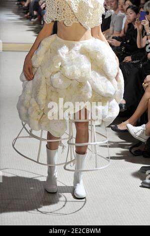 Un modèle présente une création pour le spectacle de la collection Printemps-été 2012 prêt-à-porter de la Comme des Garcons à Paris, France, le 1er octobre 2011. Photo d'Alain Gil-Gonzalez/ABACAPRESS.COM Banque D'Images