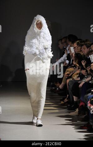 Un modèle présente une création pour le spectacle de la collection Printemps-été 2012 prêt-à-porter de la Comme des Garcons à Paris, France, le 1er octobre 2011. Photo d'Alain Gil-Gonzalez/ABACAPRESS.COM Banque D'Images