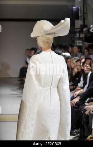 Un modèle présente une création pour le spectacle de la collection Printemps-été 2012 prêt-à-porter de la Comme des Garcons à Paris, France, le 1er octobre 2011. Photo d'Alain Gil-Gonzalez/ABACAPRESS.COM Banque D'Images