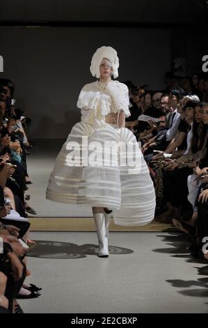 Un modèle présente une création pour le spectacle de la collection Printemps-été 2012 prêt-à-porter de la Comme des Garcons à Paris, France, le 1er octobre 2011. Photo d'Alain Gil-Gonzalez/ABACAPRESS.COM Banque D'Images