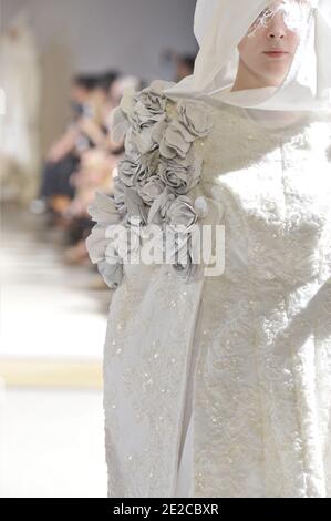 Un modèle présente une création pour le spectacle de la collection Printemps-été 2012 prêt-à-porter de la Comme des Garcons à Paris, France, le 1er octobre 2011. Photo d'Alain Gil-Gonzalez/ABACAPRESS.COM Banque D'Images