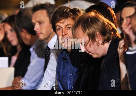 Paul McCartney, Nancy Shevell, James McCartney participant au spectacle Stella McCartney prêt-à-porter Printemps/été 2012 lors de la semaine de la mode à Paris, France, le 3 octobre 2011. Photo de Thierry Orban/ABACAPRESS.COM Banque D'Images