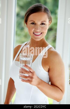 Femme tenant un verre d'eau Banque D'Images