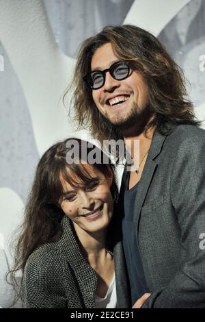 Bambou et son fils Lulu Gainsbourg assistent au spectacle prêt-à-porter de Chanel Printemps/été 2012 lors de la semaine de la mode à Paris au Grand Palais de Paris, France, le 4 octobre 2011. Photo de Thierry Orban/ABACAPRESS.COM Banque D'Images