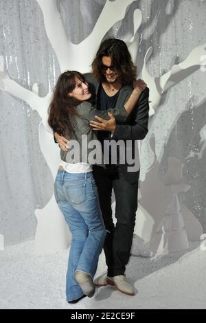 Bambou et son fils Lulu Gainsbourg assistent au spectacle prêt-à-porter de Chanel Printemps/été 2012 lors de la semaine de la mode à Paris au Grand Palais de Paris, France, le 4 octobre 2011. Photo de Thierry Orban/ABACAPRESS.COM Banque D'Images