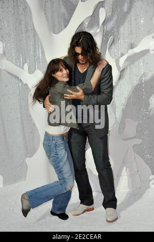 Bambou et son fils Lulu Gainsbourg assistent au spectacle prêt-à-porter de Chanel Printemps/été 2012 lors de la semaine de la mode à Paris au Grand Palais de Paris, France, le 4 octobre 2011. Photo de Thierry Orban/ABACAPRESS.COM Banque D'Images