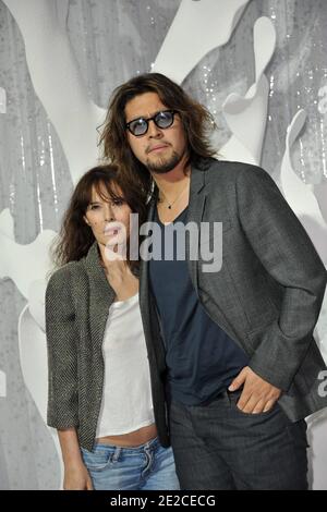 Bambou et son fils Lulu Gainsbourg assistent au spectacle prêt-à-porter de Chanel Printemps/été 2012 lors de la semaine de la mode à Paris au Grand Palais de Paris, France, le 4 octobre 2011. Photo de Thierry Orban/ABACAPRESS.COM Banque D'Images