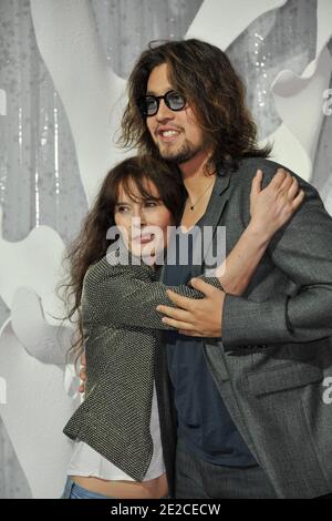 Bambou et son fils Lulu Gainsbourg assistent au spectacle prêt-à-porter de Chanel Printemps/été 2012 lors de la semaine de la mode à Paris au Grand Palais de Paris, France, le 4 octobre 2011. Photo de Thierry Orban/ABACAPRESS.COM Banque D'Images