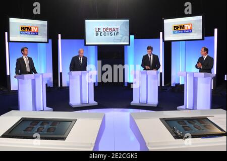 (LtoR) les candidats français aux élections primaires du parti socialiste (PS) de 2011 photographiés avant l'élection présidentielle française de 2012, Manuel Valls, Michel Baylet, Arnaud Montebourg, François Hollande assistent à un débat télévisé sur la chaîne de télévision française BFMTV, Paris, France le 5 2011 octobre. Photo de Christophe Guibbbaud/ABACAPRESS.COM Banque D'Images