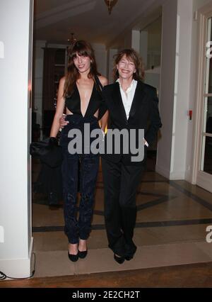 Lou Doillon et sa mère Jane Birkin ont assisté au 'ANDAM Diner Fashion Award' qui s'est tenu à la Ministerie Culture à Paris, France, le 5 octobre 2011. Photo de Denis Guignebourg/ABACAPRESS.COM? Banque D'Images