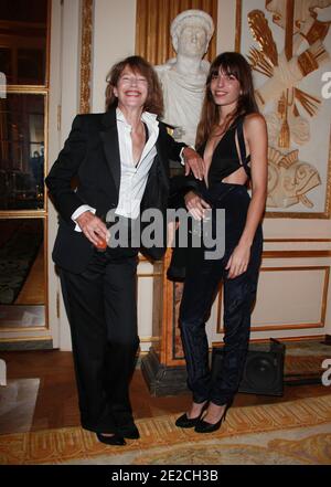 Lou Doillon et sa mère Jane Birkin ont assisté au 'ANDAM Diner Fashion Award' qui s'est tenu à la Ministerie Culture à Paris, France, le 5 octobre 2011. Photo de Denis Guignebourg/ABACAPRESS.COM? Banque D'Images