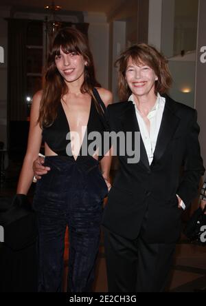 Lou Doillon et sa mère Jane Birkin ont assisté au 'ANDAM Diner Fashion Award' qui s'est tenu à la Ministerie Culture à Paris, France, le 5 octobre 2011. Photo de Denis Guignebourg/ABACAPRESS.COM? Banque D'Images