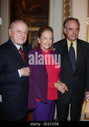 Pierre Berge, Doris Brynner (veuve de YUL Brynner) et Frederic Mitterrand assistant au « Prix de mode ANDAM pour le dîner » qui s'est tenu au Ministery Culture à Paris, France, le 5 octobre 2011. Photo de Denis Guignebourg/ABACAPRESS.COM? Banque D'Images