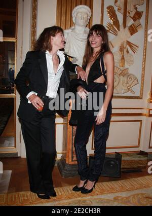 Lou Doillon et sa mère Jane Birkin ont assisté au 'ANDAM Diner Fashion Award' qui s'est tenu à la Ministerie Culture à Paris, France, le 5 octobre 2011. Photo de Denis Guignebourg/ABACAPRESS.COM? Banque D'Images