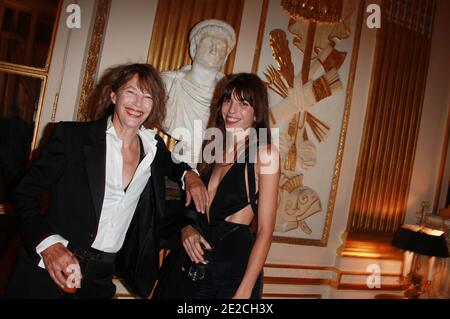 Lou Doillon et sa mère Jane Birkin ont assisté au 'ANDAM Diner Fashion Award' qui s'est tenu à la Ministerie Culture à Paris, France, le 5 octobre 2011. Photo de Denis Guignebourg/ABACAPRESS.COM? Banque D'Images