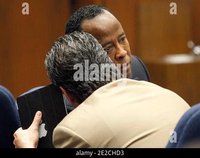 Le Dr Conrad Murray écoute un homme non identifié lors de son procès, lors de la mort de la pop star Michael Jackson à Los Angeles le 05 octobre 2011. Photo de Mario Anzuoni/Pool/ABACAPRESS.COM Banque D'Images