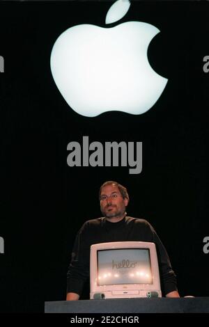 La photo du fichier du 17 septembre 1998 montre le fondateur et PDG d'Apple Computers Steve Jobs lors de l'un de ses célèbres « Keynote », présentant l'iMac, à l'Apple Expo, à Paris, en France. Photo par Ammar Abd Rabbo/ABACAPRESS.COM Banque D'Images