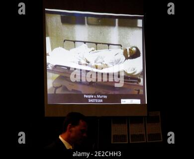 La pop star Michael Jackson est mort sur un brancard en tant que procureur de district adjoint David Walgren parle dans cette preuve photo projection au procès du Dr Conrad Murray dans la mort de Jackson à Los Angeles le 05 octobre 2011. Photo de Mario Anzuoni/Pool/ABACAPRESS.COM Banque D'Images