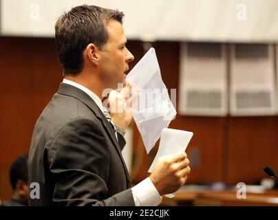 Le procureur de district adjoint David Walgren interroge un témoin lors du procès du Dr Conrad Murray, à la mort de la pop star Michael Jackson à Los Angeles le 07 octobre 2011. Photo de Mario Anzuoni/Pool/ABACAPRESS.COM Banque D'Images