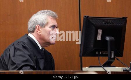 Le juge Michael E. Pastor regarde un écran d'ordinateur pendant le procès du Dr Conrad Murray dans le décès de la pop star Michael Jackson à Los Angeles le 07 octobre 2011. Photo de Mario Anzuoni/Pool/ABACAPRESS.COM Banque D'Images