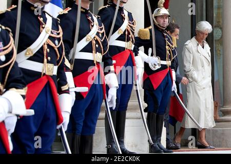 La directrice générale du Fonds monétaire international (FMI), Christine Lagarde, quitte l'Elysée Palace après une rencontre avec le président français Nicolas Sarkozy, à Paris, en France, le 8 octobre 2011. Photo de Stephane Lemouton/ABACAPRESS.COM Banque D'Images