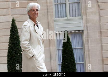 La directrice générale du Fonds monétaire international (FMI), Christine Lagarde, quitte l'Elysée Palace après une rencontre avec le président français Nicolas Sarkozy, à Paris, en France, le 8 octobre 2011. Photo de Stephane Lemouton/ABACAPRESS.COM Banque D'Images