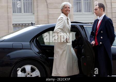 La directrice générale du Fonds monétaire international (FMI), Christine Lagarde, quitte l'Elysée Palace après une rencontre avec le président français Nicolas Sarkozy, à Paris, en France, le 8 octobre 2011. Photo de Stephane Lemouton/ABACAPRESS.COM Banque D'Images