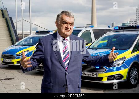 Düsseldorf, 23.9.2019: Nordrhein-Westfalens Innenminister Herbert Reul BEI der Übergabe von Ford S-MAX, dem neuen Streifenwagen, von denen in den nächsten Jahren 1200 Stück der Polizei NRW übergeben werden. Banque D'Images