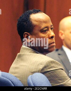 Le Dr Conrad Murray écoute alors que son avocat de la défense, Ed Chernoff Cross, examine LAPD Det. Scott Smith pendant son procès, à la mort de la pop star Michael Jackson à Los Angeles le 11 octobre 2011. Photo de Robyn Beck/Pool/ABACAUSA.COM Banque D'Images