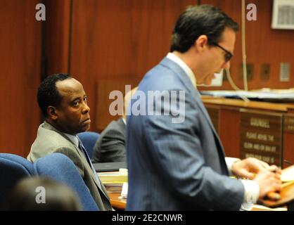 Le Dr Conrad Murray écoute alors que son avocat de la défense, Ed Chernoff Cross, examine LAPD Det. Scott Smith pendant son procès, à la mort de la pop star Michael Jackson à Los Angeles le 11 octobre 2011. Photo de Robyn Beck/Pool/ABACAUSA.COM Banque D'Images