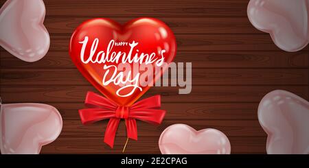 Happy Valentines Day rouge coeur forme ballon brillant réaliste, lettrage, fond bois table rose coeur ballons, carte de voeux. Bannière vectorielle Illustration de Vecteur