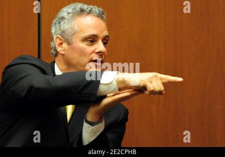 Le Dr Alon Steinberg fait des gestes sur la stand du témoin pendant le procès du Dr Conrad Murray, à la mort de la pop star Michael Jackson à Los Angeles, CA, États-Unis, le 12 octobre 2011. Photo de Robyn Beck/Pool/ABACAPRESS.COM Banque D'Images