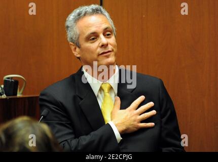 Le Dr Alon Steinberg fait des gestes tout en parlant de la position du témoin pendant le procès du Dr Conrad Murray, à la mort de la pop star Michael Jackson à Los Angeles, CA, États-Unis, le 12 octobre 2011. Photo de Robyn Beck/Pool/ABACAPRESS.COM Banque D'Images