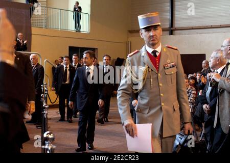 Le président français Nicolas Sarkozy et le ministre de l'éducation Luc Chatel participent à un débat sur la culture au gymnase Charles de Gaulle à Chaumont le 13 octobre 2011, à la suite de l'inauguration du mobile Pompidou, le musée nomade Georges Pompidou qui apporte l'art aux provinces françaises. Le mobile Pompidou et sa structure de tentes itinérante, qui s'ouvre pendant trois mois à Chaumont pour sa première escale, présenteront quatorze chefs-d'œuvre modernes de l'art moderne Pablo Picasso, Fernand Leger, Henri Matisse et Alexander Calder. Photo de Stephane Lemouton/ABACAPRESS.COM Banque D'Images