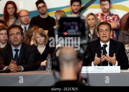 Le ministre français de l'éducation Luc Chatel et le président français Nicolas Sarkozy participent à un débat sur la culture au gymnase Charles de Gaulle à Chaumont le 13 octobre 2011, à la suite de l'inauguration du mobile Pompidou, le musée nomade Georges Pompidou qui apporte l'art aux provinces françaises. Le mobile Pompidou et sa structure de tentes itinérante, qui s'ouvre pendant trois mois à Chaumont pour sa première escale, présenteront quatorze chefs-d'œuvre modernes de l'art moderne Pablo Picasso, Fernand Leger, Henri Matisse et Alexander Calder. Photo de Stephane Lemouton/ABACAPRESS.COM Banque D'Images