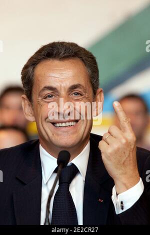 Le président français Nicolas Sarkozy assiste à un débat sur la culture au gymnase Charles de Gaulle à Chaumont le 13 octobre 2011, à la suite de l'inauguration du mobile Pompidou, le musée Nomad Georges Pompidou qui apporte l'art aux provinces françaises. Le mobile Pompidou et sa structure de tentes itinérante, qui s'ouvre pendant trois mois à Chaumont pour sa première escale, présenteront quatorze chefs-d'œuvre modernes de l'art moderne Pablo Picasso, Fernand Leger, Henri Matisse et Alexander Calder. Photo de Stephane Lemouton/ABACAPRESS.COM Banque D'Images