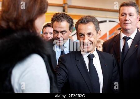 Le président français Nicolas Sarkozy et le ministre de l'éducation Luc Chatel participent à un débat sur la culture au gymnase Charles de Gaulle à Chaumont le 13 octobre 2011, à la suite de l'inauguration du mobile Pompidou, le musée nomade Georges Pompidou qui apporte l'art aux provinces françaises. Le mobile Pompidou et sa structure de tentes itinérante, qui s'ouvre pendant trois mois à Chaumont pour sa première escale, présenteront quatorze chefs-d'œuvre modernes de l'art moderne Pablo Picasso, Fernand Leger, Henri Matisse et Alexander Calder. Photo de Stephane Lemouton/ABACAPRESS.COM Banque D'Images