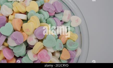 Bol de coeurs de conversation de bonbons de couleur pastel pour la Saint-Valentin. Banque D'Images