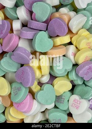 Bol de coeurs de conversation de bonbons de couleur pastel pour la Saint-Valentin. Banque D'Images