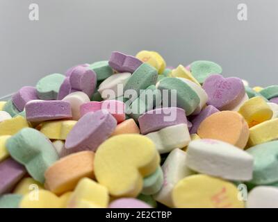 Bol de coeurs de conversation de bonbons de couleur pastel pour la Saint-Valentin. Banque D'Images