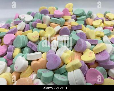 Bol de coeurs de conversation de bonbons de couleur pastel pour la Saint-Valentin. Banque D'Images