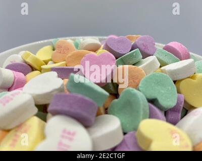 Bol de coeurs de conversation de bonbons de couleur pastel pour la Saint-Valentin. Banque D'Images