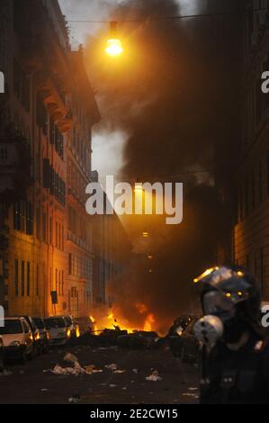 Des dizaines de milliers de personnes surnommé « indignados » (les indignés) ont défilé à Rome, en Italie, le 15 octobre 2011, alors que les manifestations contre le capitalisme et les mesures d'austérité se sont mondifiées. Des violences ont éclaté dans le centre-ville, où certains manifestants ont écrasé des vitrines et incendié des voitures. Photo par Eric Vandeville/ABACAPRESS.COM Banque D'Images